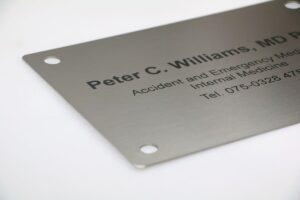 Grabado láser en placa de metal