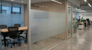 Montaje Vinilo Ácido en Oficinas